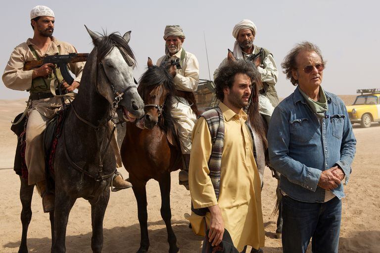 Bill Murray es un productor musical que se mete en medio del conflicto afgano en Rock the Kasbah 