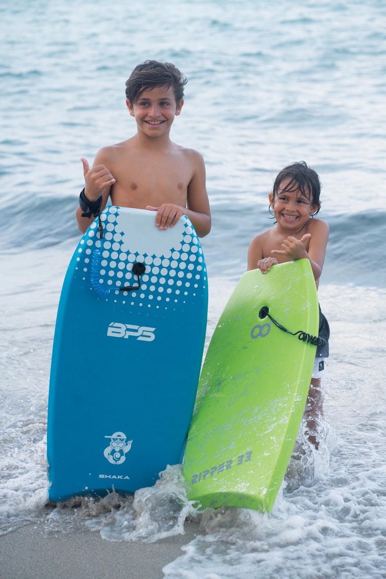 Benicio y Valentino con sus tablas de surf. “Son muy deportistas y les encanta el mar”, dice el actor. 