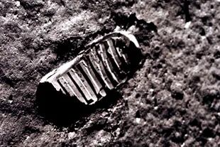 Imagen tomada desde el módulo lunar Apollo XI, el 21 de julio de 1969, que muestra la huella humana en la Luna