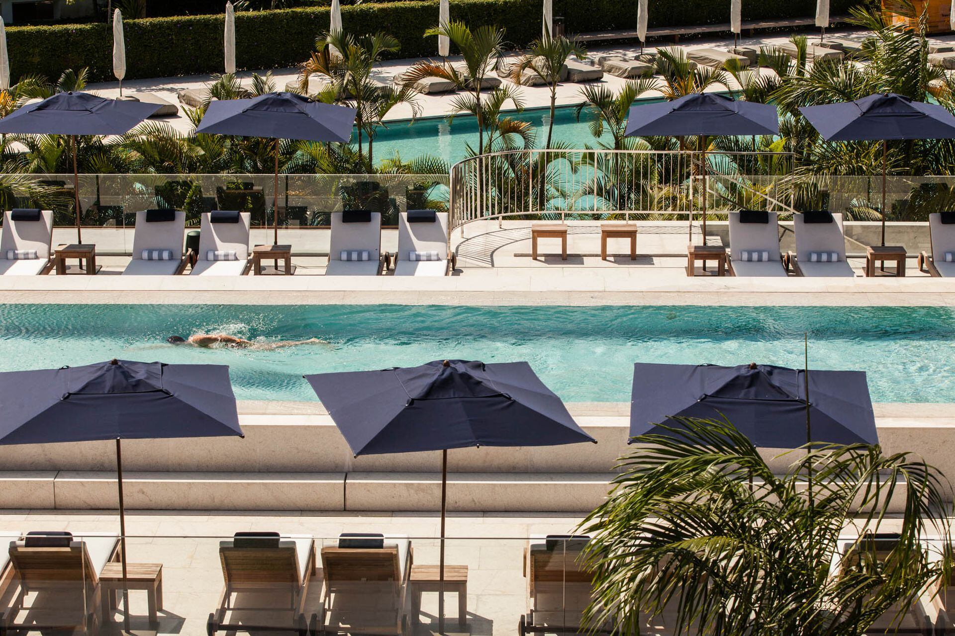 Piscina de Marea, el beach club que el hotel comparte con las 150 villas en construcción.