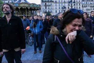 El llanto de la gente que observaba el incendio en Notre Dame