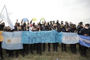Banderas y pancartas por el reclamo salarial de los policías bonaerenses, en el Puente 12 en el partido de La Matanza