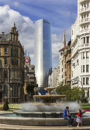 La Torre Iberdrola, en Bilbao, es el fondo inesperado del paisaje decimonónico