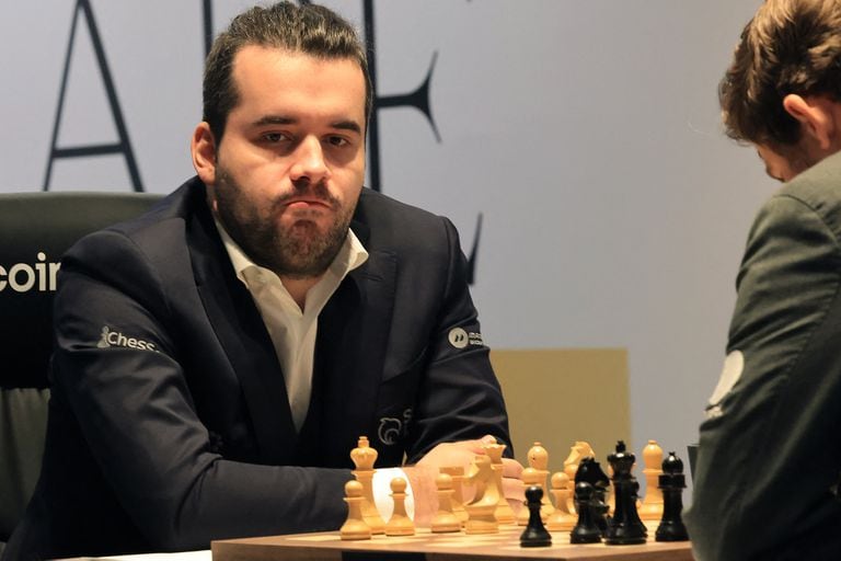 Ian Nepomniachtchi cayó en un error impropio del más alto nivel; el ruso le dejó servido a Magnus Carlsen el título de campeón mundial de ajedrez en Dubái.