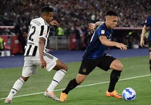 Lautaro escapes the mark of Alex Sandro;  the attacker did not complete the goal, but generated a penalty