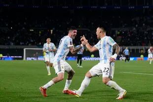 Lautaro Martínez celebra con su Rodrigo De Paul tras anotar el tercer gol de Argentina en la victoria 3-0 contra Uruguay