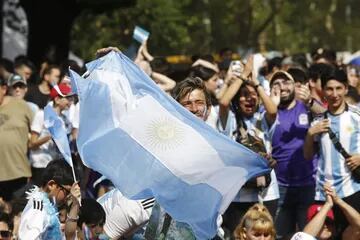 Banderas argentinas para alentar a la Selección en Palermo