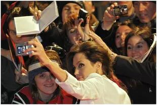 En Alemania. Angelina Jolie dejó contentos a muchos fans ya que respondió a sus pedidos de sacarse fotos y firmar autógrafos en su paso por una première.