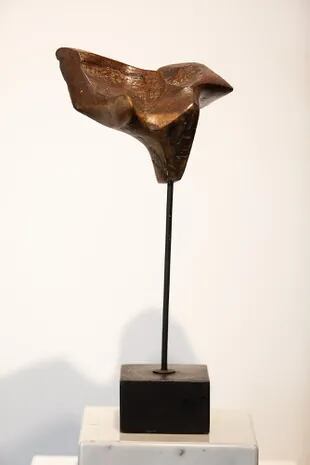 Escultura que representa a una paloma, realizada en quebracho en 1972