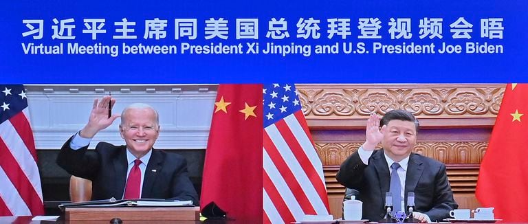 El presidente chino Xi Jinping, derecha, en Beijing, y el mandatario estadounidense Joe Biden, en Washington, se saludan el martes 16 de noviembre de 2021 durante una reunión virtual