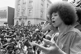 La activista Angela Davis, en los 70, contra el uso de la píldora como control racial