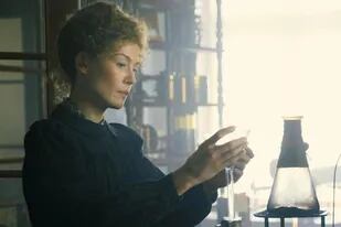 Netflix: Madame Curie es una película convencional sobre una mujer excepcional
