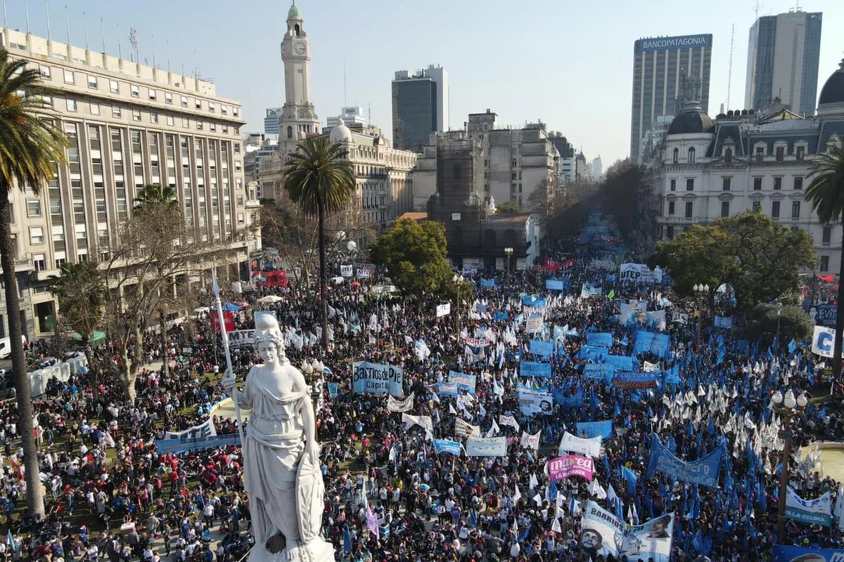 En Plaza de Mayo, los movimientos sociales oficialistas pidieron la  “universalización del salario” - LA NACION