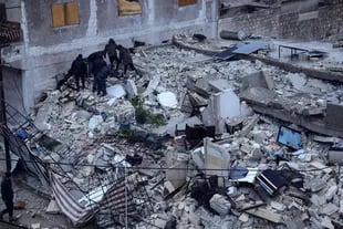 La agencia oficial turca de manejo de desastres señaló que la magnitud del sismo fue de 7,4. El movimiento se sintió también en Líbano, Siria y Chipre y hasta El Cairo, en Egipto