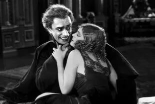 El personaje del Guasón se inspiró en el protagonista de la película El hombre que ríe (1928), interpretado por el alemán Conrad Veidt sobre un personaje condenado a sonreír