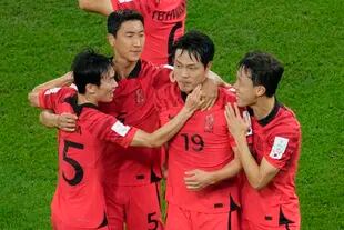 El festejo de Corea del Sur, que logró una agónica clasificación, tras superar a Portugal; los asiáticos se medirán con Brasil
