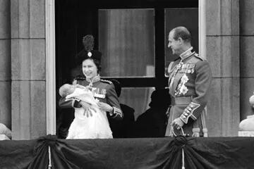 Con la túnica escarlata de los Granaderos, la reina Isabel II sostiene a su hijo de 12 semanas, el príncipe Eduardo, ante la multitud reunida frente al Palacio de Buckingham en Londres, el 13 de junio de 1964, después de la tradicional ceremonia Trooping the Colour en el cercano Horse Guards Parade