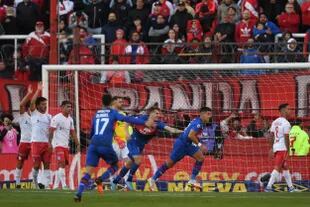 Alexis Castro festeja su golazo para Tigre ante Argentinos; el Matador terminó clasificándose a la final de la Copa de la Liga por penales