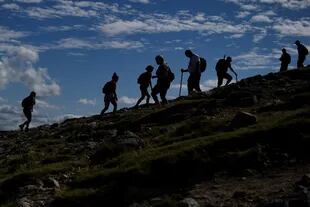 Peregrinos en la montaña santa Croagh Patrick durante una peregrinación católica anual cerca de Lecanvey