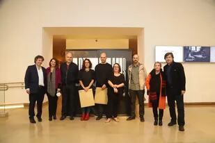 Los ganadores del Premio Arthaus de Artes Electrónicas y los jurados, en el Museo Nacional de Bellas Artes