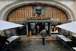Una imponente águila da la bienvenida a los visitantes del McDonald's Imperial en Oporto