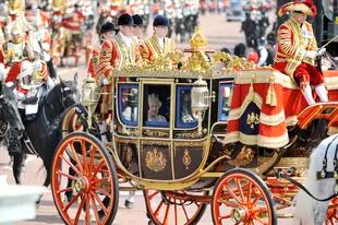 La carroza con la reina Isabel II de Inglaterra abandona el Parlamento tras asistir a su apertura solemne, en Londres el 25 de mayo de 2010