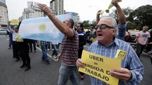Taxistas protestan por el funcionamiento de Uber en Buenos Aires