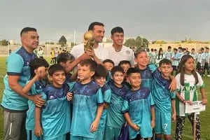 Scaloni revolucionó a los chicos de su club en Pujato y posó con una Copa del Mundo
