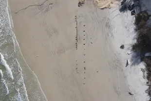 La arena llena de madera y metal es evidente desde cualquier punto en que se vea esta playa de Florida