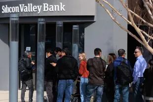 Clientes del Silicon Valley Bank hacen cola en la puerta de una sede en California