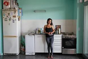 Valeria Barrientos en la cocina comedor de su nueva vivienda que comparte con su marido y sus cinco hijos