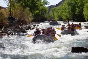 Para una verdadera aventura: rafting por el Cañón del Río Atuel con Extremo Aventura.