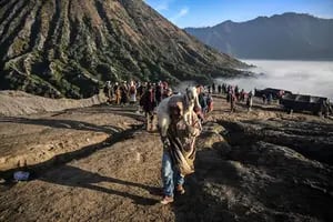 Así se realiza un controvertido ritual en un volcán de la isla de Java