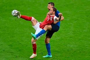 Uno de los grandes duelos del partido: Marko Arnautovic y Francesco Acerbi, en el choque entre austríacos e italianos.