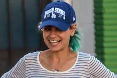 El notable cambio de look de Mila Kunis: se tiñó el pelo de rubio y turquesa