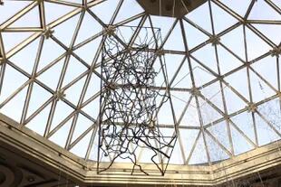 Una escultura colgante en la cúpula vidriada del Borges