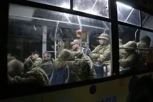 Ukrainische Soldaten, die von russischen Streitkräften gefangen genommen wurden, nachdem sie sich im Werk Azovstal ergeben hatten