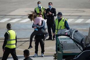 Arribo de Messi y sus compañeros Lo celso y Di Maria al Aeropuerto de Rosario, Messi fue recibido por su familia y se fundió en un abrazo con su pareja Antonela Roccuzzo.