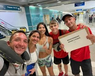 Ignacio Gallardo junto a su padre Facundo, su madre, Verónica y dos amigos en el aeropuerto de Miami