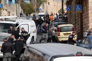 Las fuerzas de seguridad israelíes y los rescatistas se reúnen en el barrio predominantemente árabe de Silwan, en Jerusalén