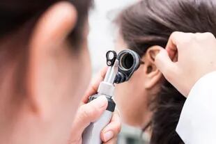 El colesteatoma se diagnostica mediante un examen de oído o puede observarse con un microscopio u otoscopio