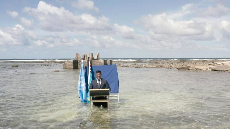 Simon Kofe posa en medio de los preparativos para grabar su mensaje referido al cambio climático (AFP PHOTO)