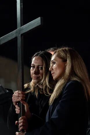 La ucraniana Irina (izquierda) y la rusa Albina llevaron juntas la cruz en el Vía Crucis