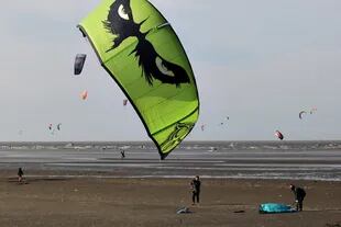 En la ribera de Quilmes se practican algunos deportes náuticos como el Kite Surf
