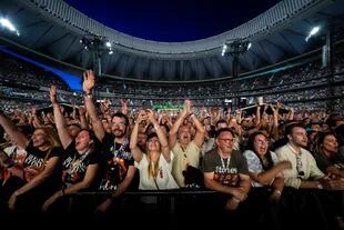 La multitud vitorea la actuación de los Rolling Stones durante su gira Sixty Stones Europe 2022