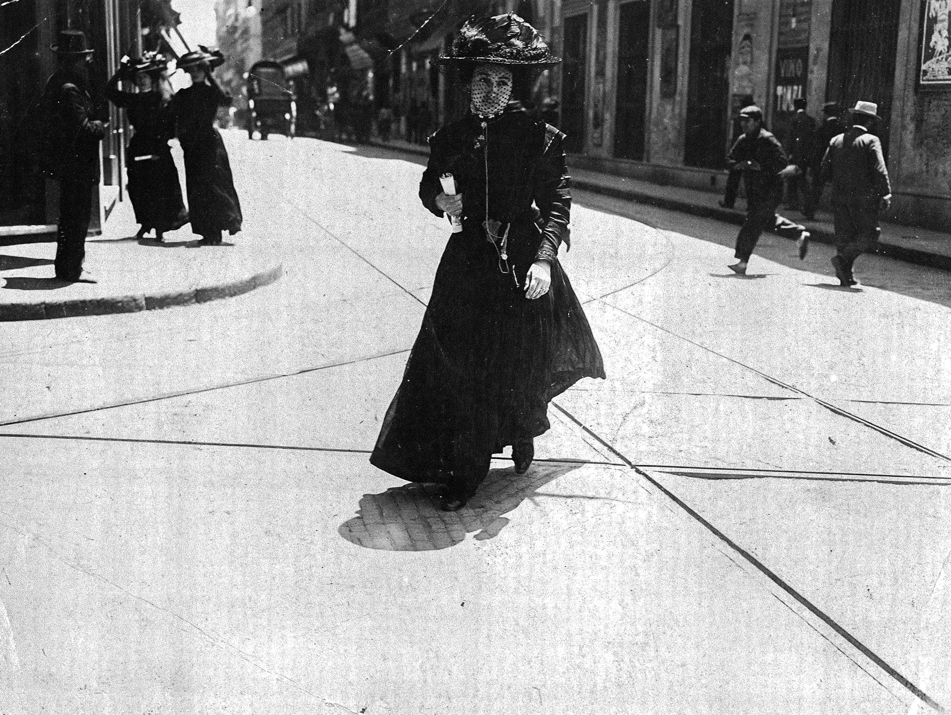 Sombreros, faldas largas y el color negro. Algunas de las claves de la vestimenta que se veía en la ciudad y que se recopila en el libro "Bien vestidos, Historia de la moda visual en Buenos Aires".