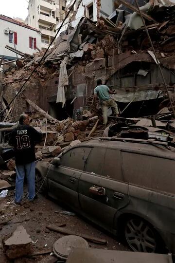 Un edificio derrumbado totalmente cayó sobre los vehículos, en Beirut