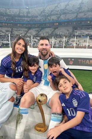 Lionel Messi junto a Antone Roccuzzo junto a sus tres hijos, Thiago, Mateo y Ciro 