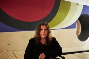 Cristina Schiavi con su intervención Órbita cromática en la rampa de entrada al museo