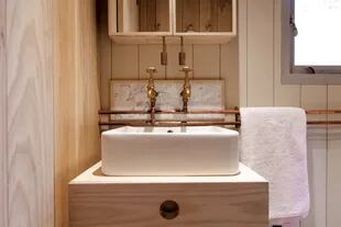 En el baño, bacha rectangular sobre un mueble de madera.